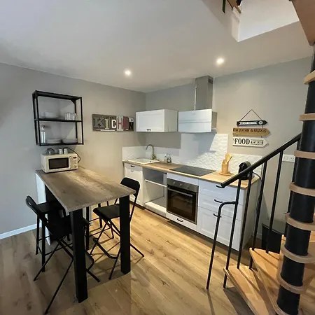 De La Cour Au Grenier 2 Apartman